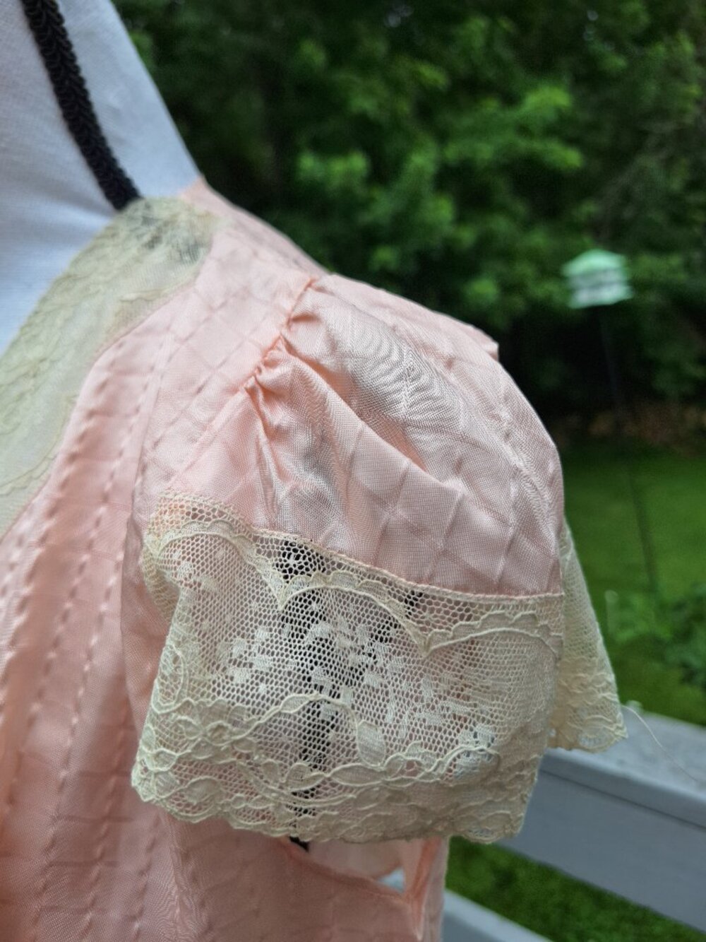 Glamorous vintage bed jacket or shortie robe. Homemade. - Picture 4 of 6